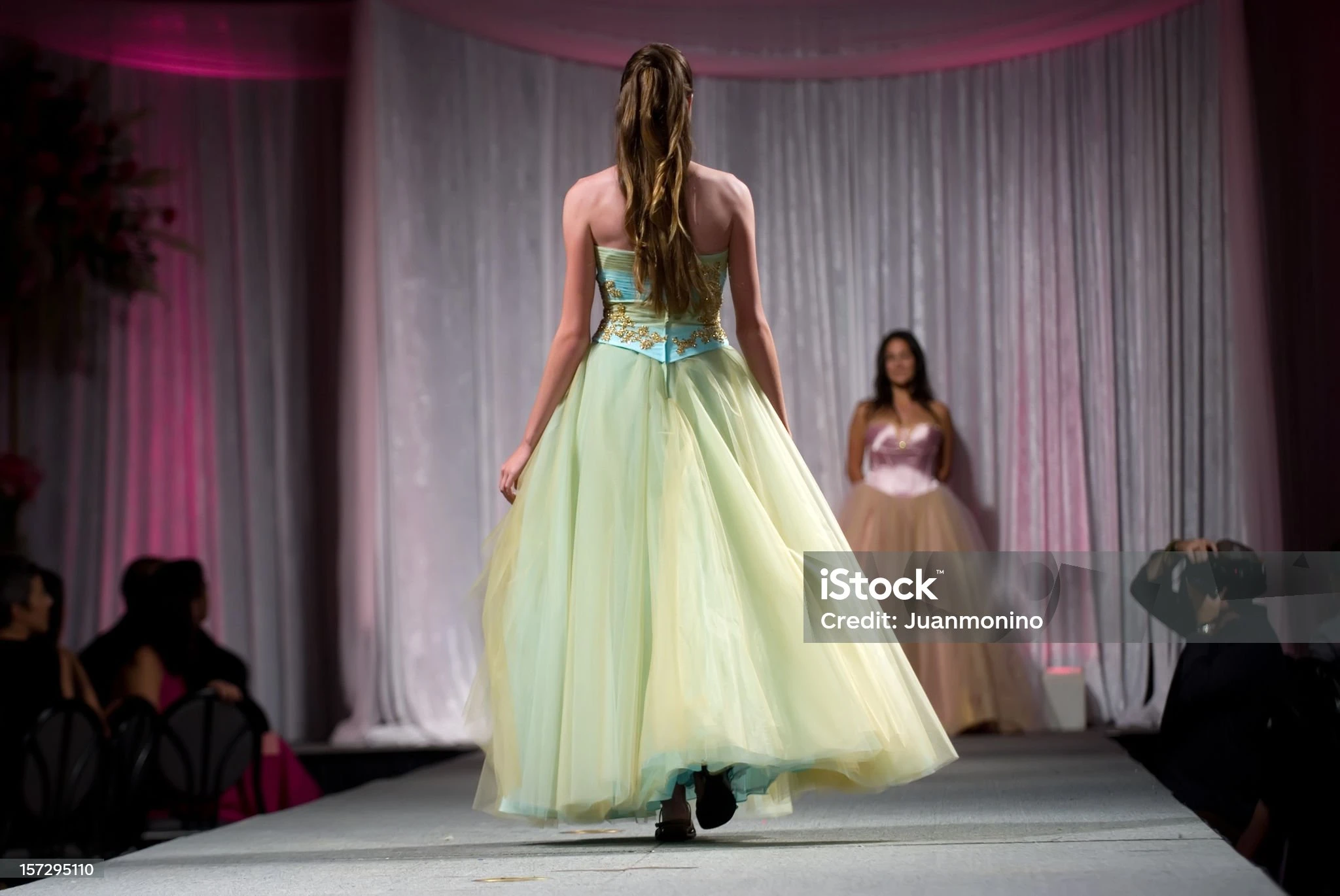 Казахстанка обманула родителей юных моделей на 8 миллионов тенге