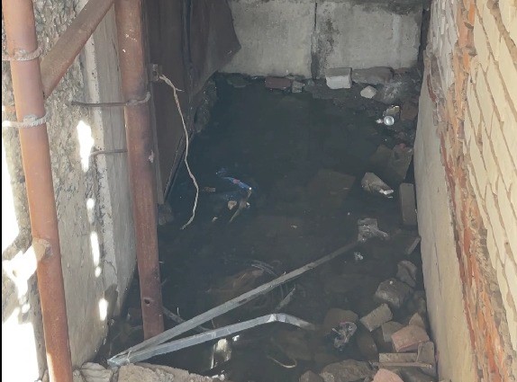 «Спали в куртках, чтобы не задохнуться»: почему подвалы в центре Уральска топит каждую весну