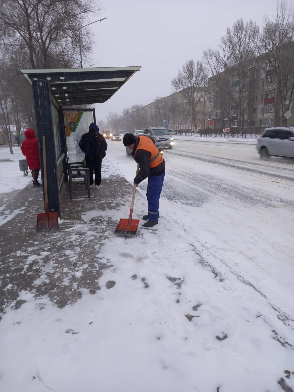 Более восьми тысяч кубометров снега вывезли из Уральска за день