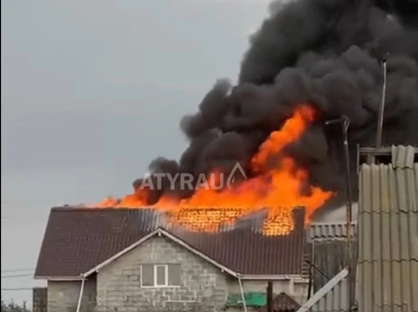 В Атырауской области дом загорелся после удара молнии