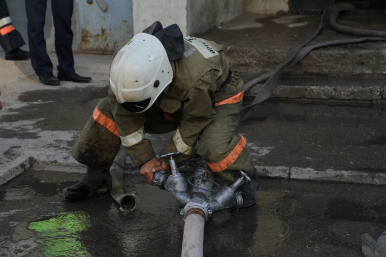 Три машины сгорели в автосервисе в Уральске