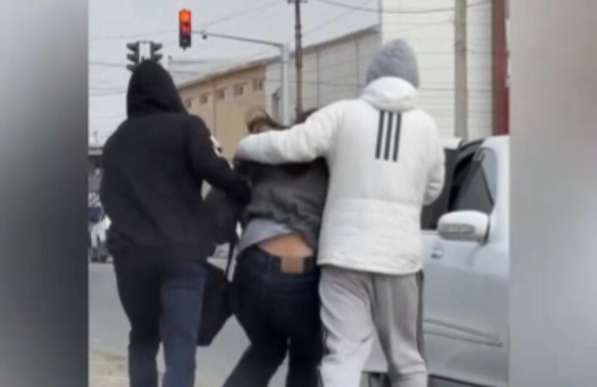 Пранкеры силой затащили девушку в машину в Атырау