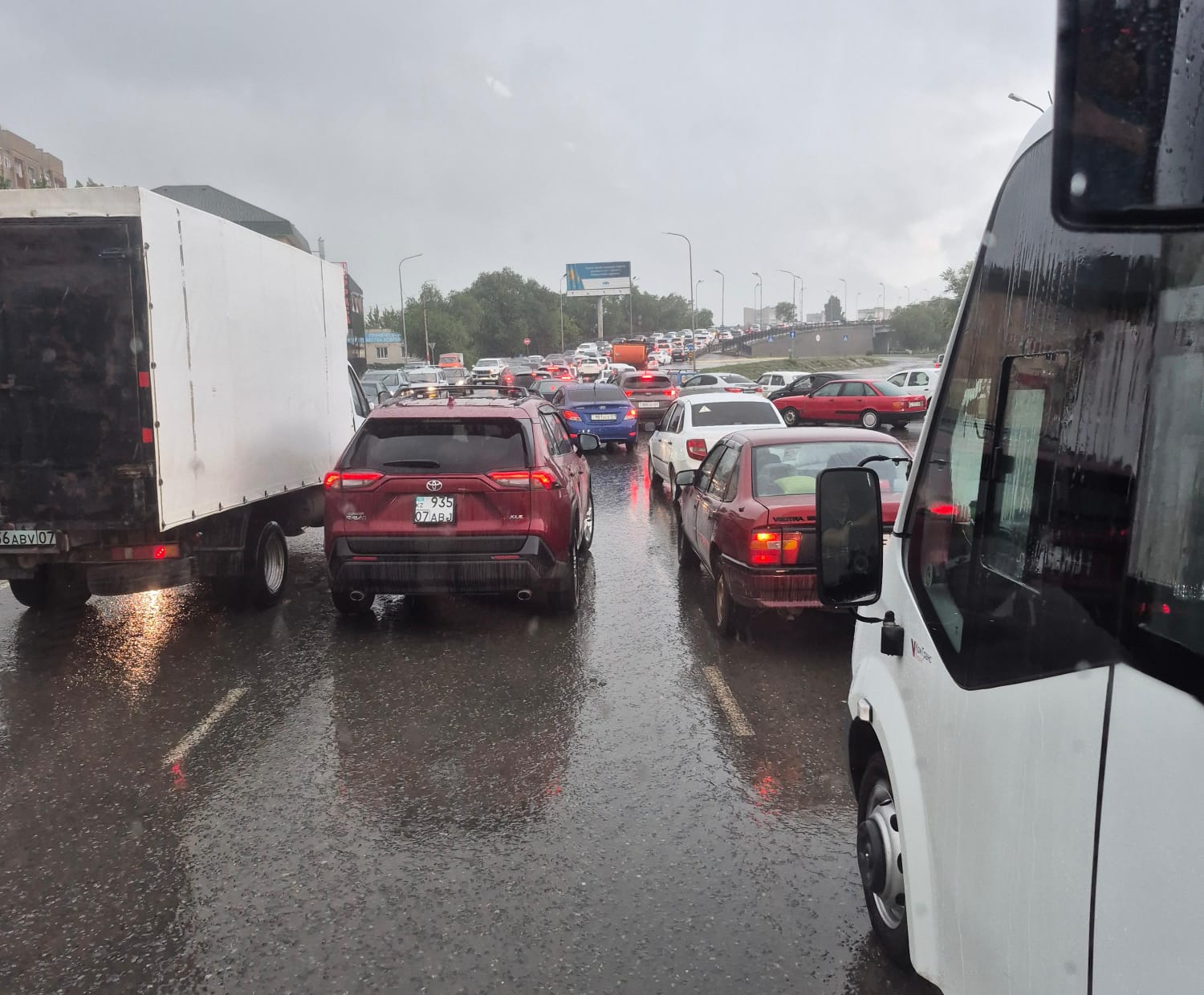 Пробки образовались в Уральске из-за закрытия деповского моста