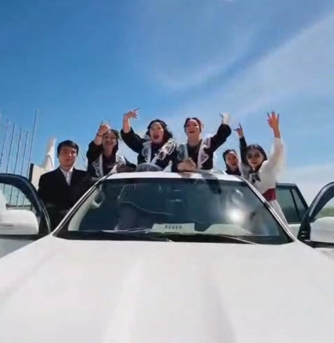 «Сет «Че там?»: Атырауские выпускники устроили настоящее шоу