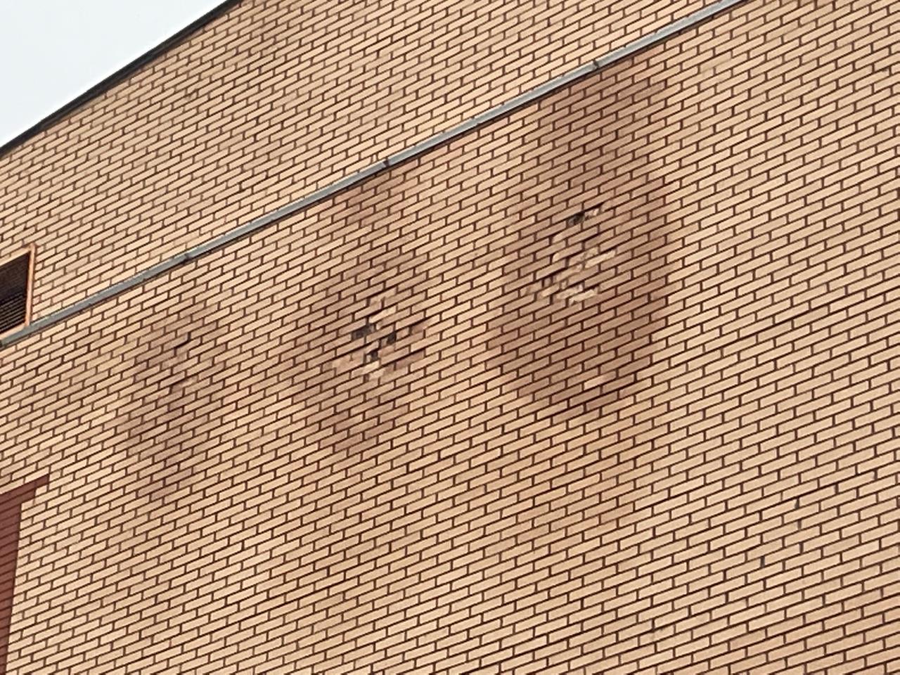 Обломки кирпичей падают со стены школы в Уральске