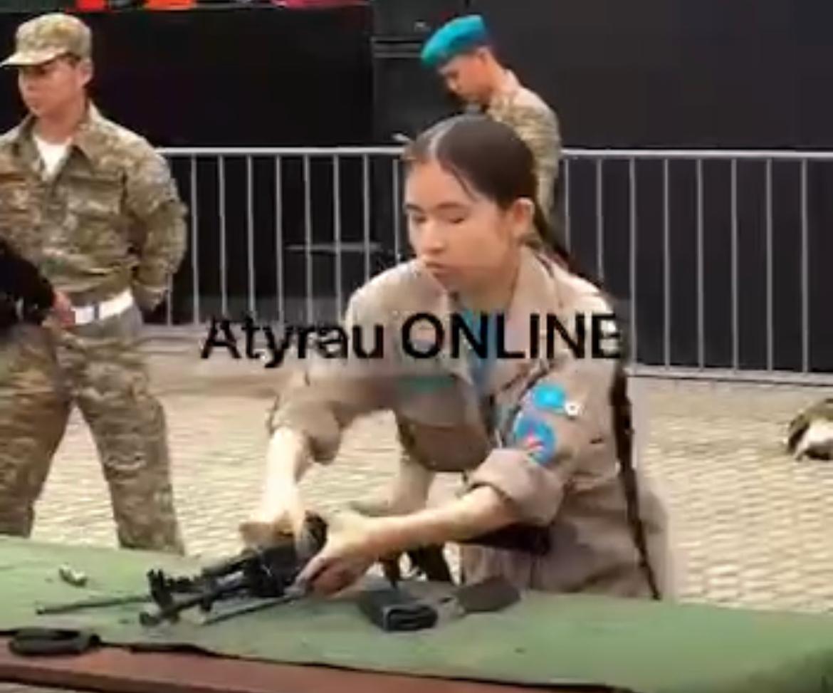 Школьница из Атырауской области за считанные секунды разобрала и собрала автомат