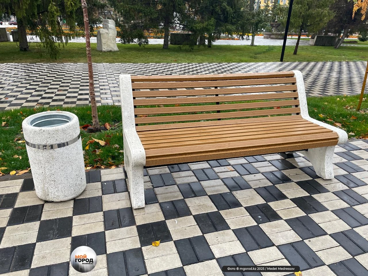 В Уральске скамейки за 333 тысячи тенге заменили на новые спустя два года