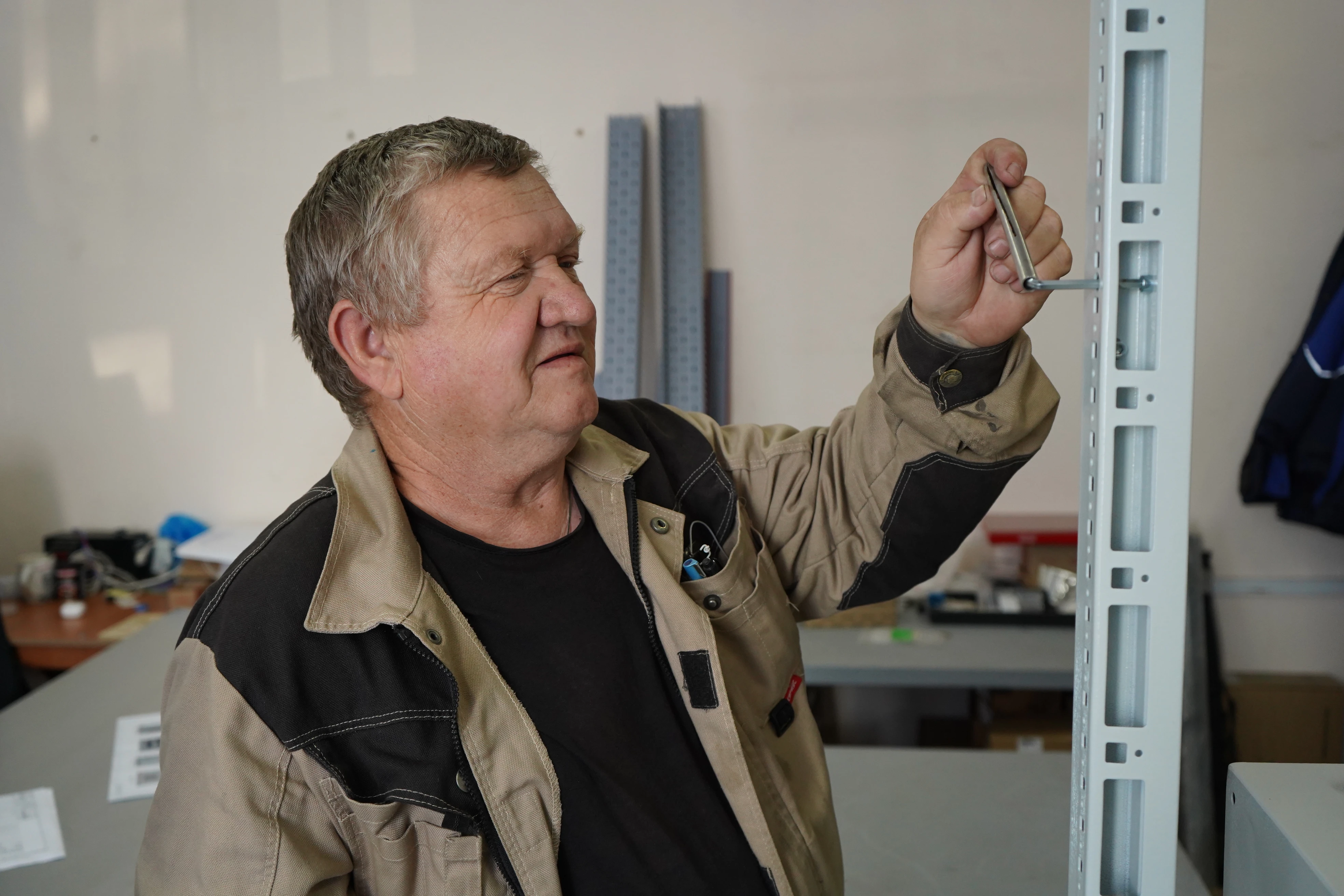 Слесарь с полувековым стажем из Уральска рассказал о своей работе