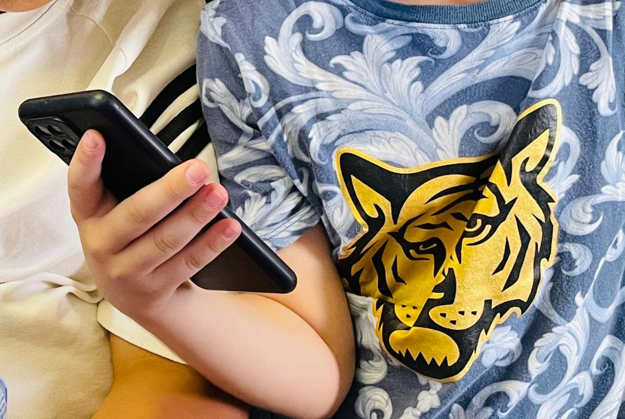 «Смартфон - не няня»: депутат Аймагамбетов о телефонах в руках детей