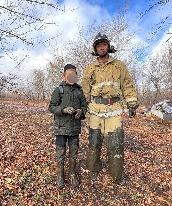 Помощь спасателей понадобилась ребенку, застрявшему в грязи в Уральске