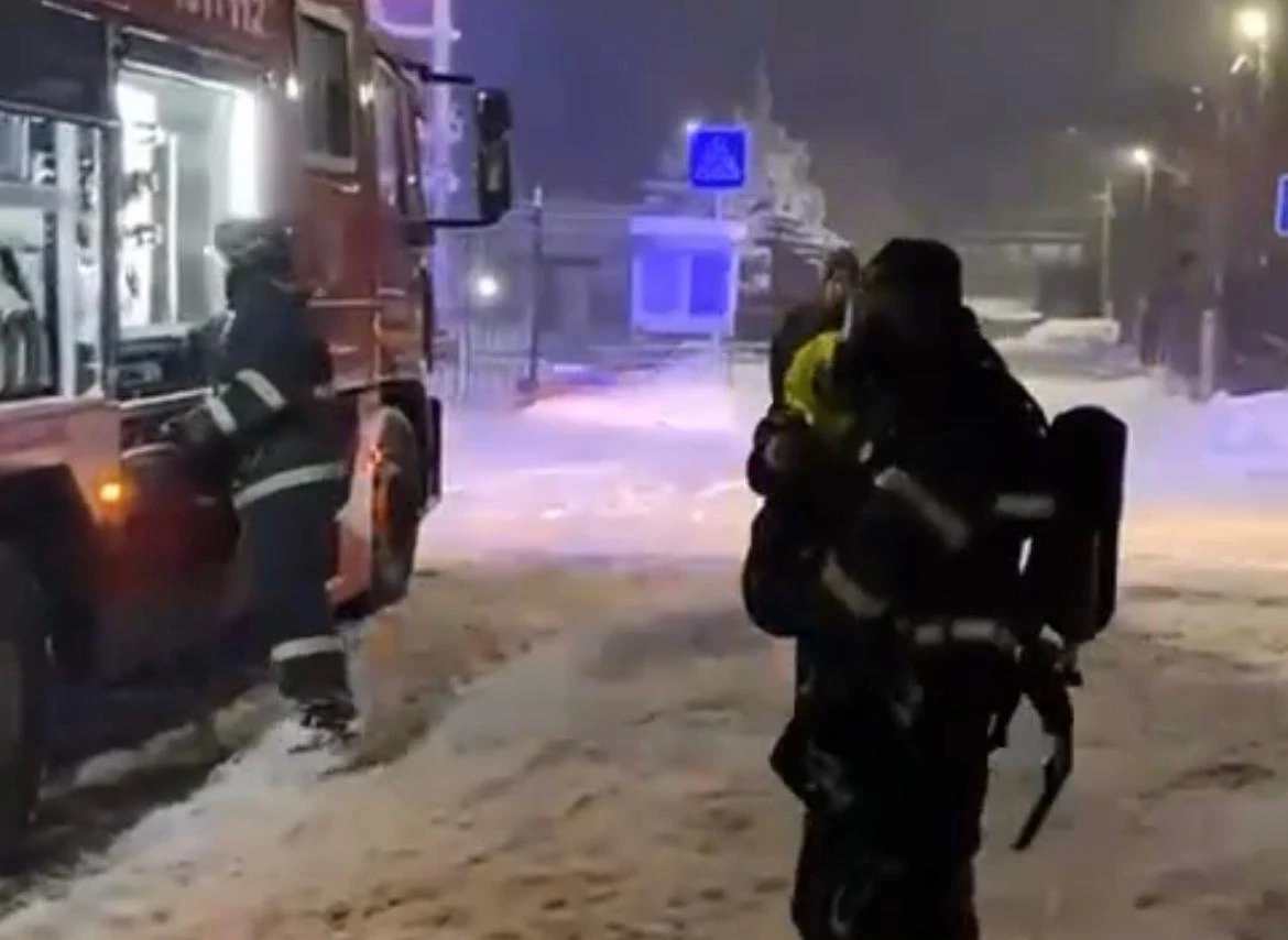 Трёхлетнюю девочку и её маму вывели из горящего дома спасатели в Уральске