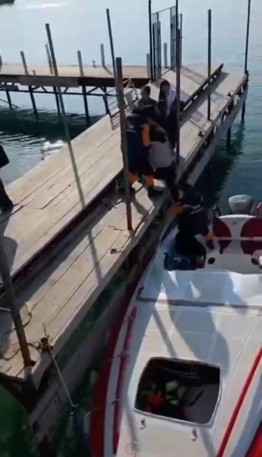 В Актау женщина упала с причала в море