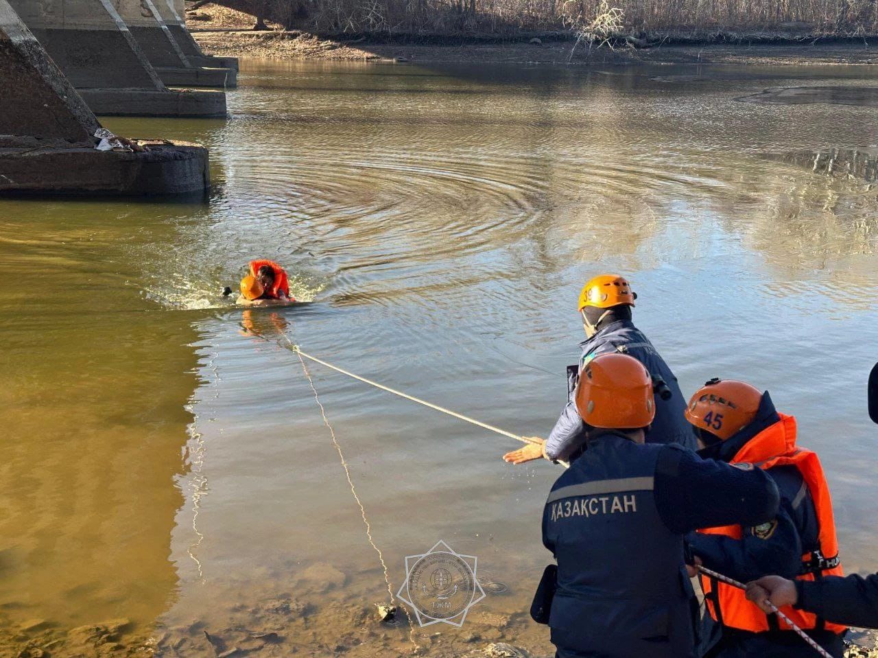 21-летняя девушка спрыгнула с моста в реку в Уральске