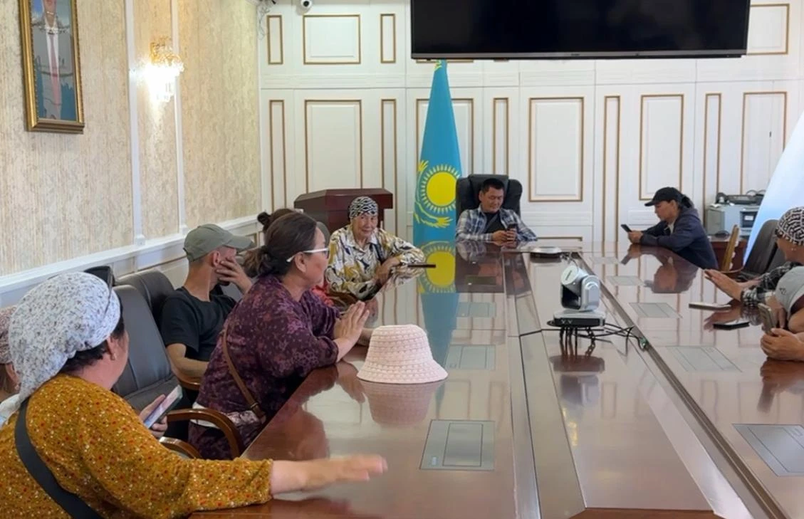 Продавцы стихийных рынков Уральска требуют позволить им торговать на улице