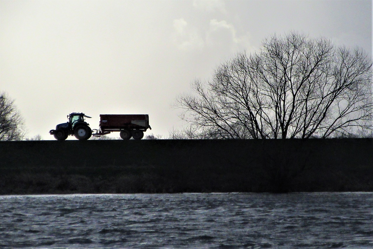 Укрепление дамб завершают в Петропавловске