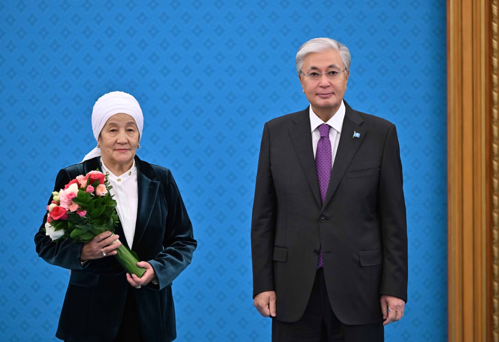 Токаев наградил орденами и медалями учителей