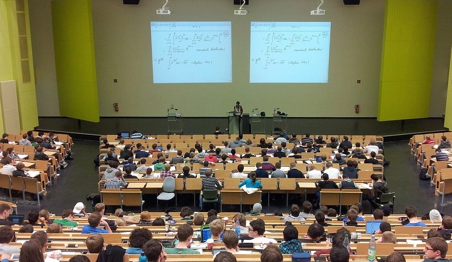 Житель Уральска хотел через суд отказаться платить за учёбу сына в Европе