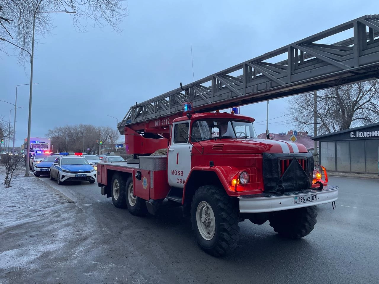 Пожар в многоэтажке Уральска: подросток отравилась угарным газом