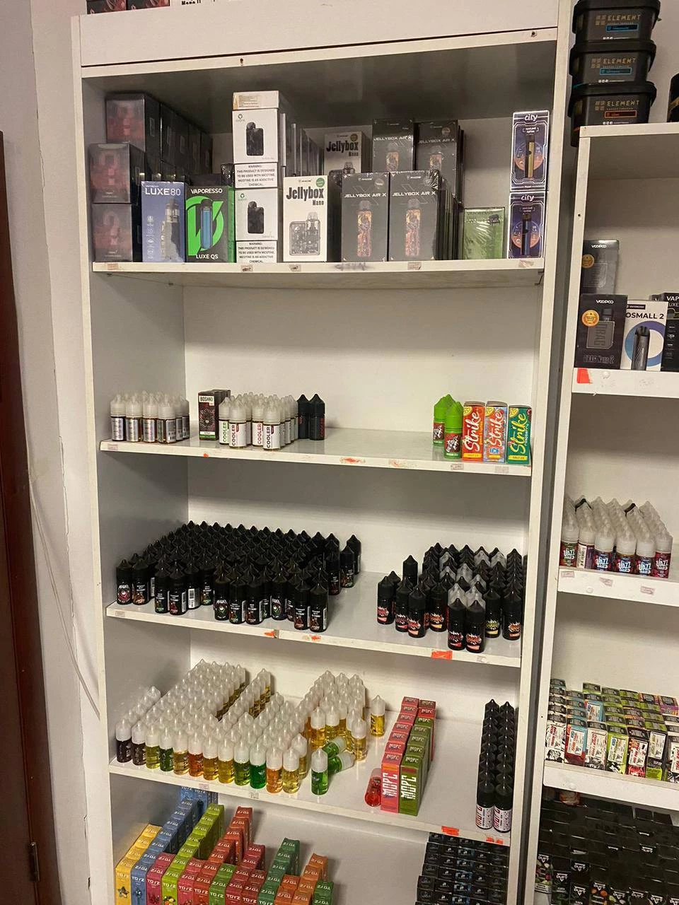 Хозяина алкомаркета в Уральске задержали за продажу вейпов