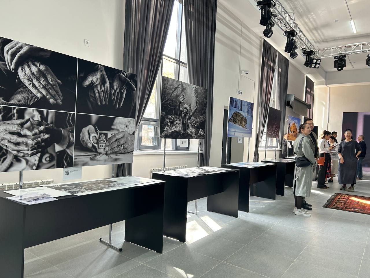 Искусство на ощупь: инклюзивная фотовыставка открылась в Уральске