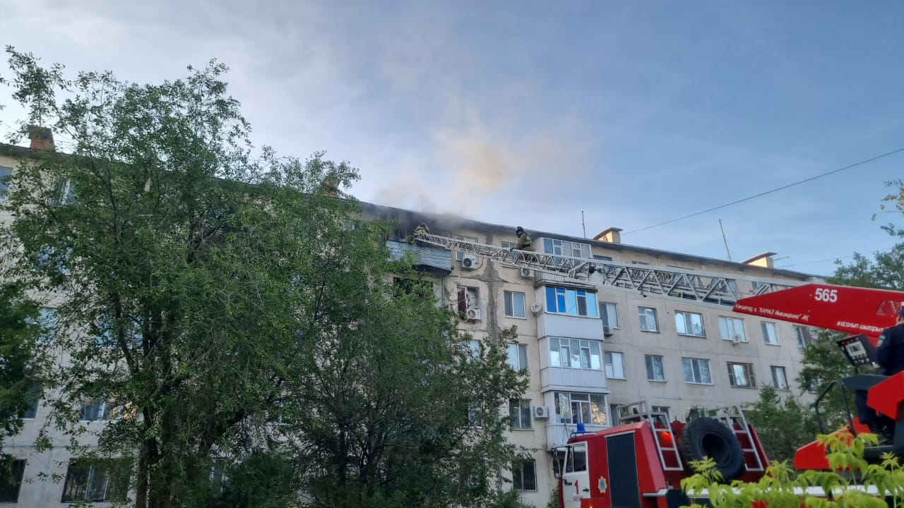 Взрыв прогремел в многоэтажном доме в центре Актобе