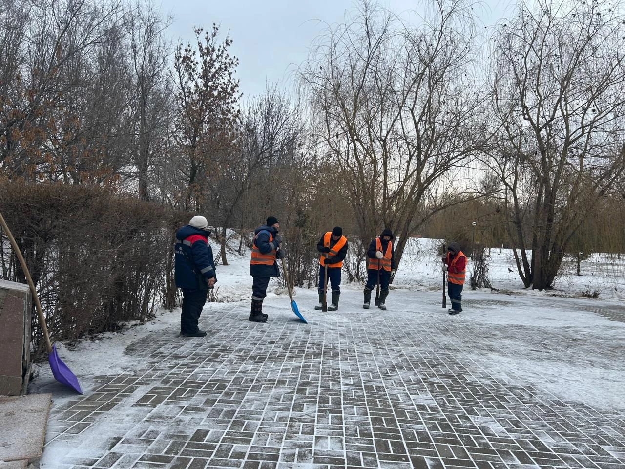 «Я своей профессии не стесняюсь»: жительница Уральска 23 года убирает улицы города