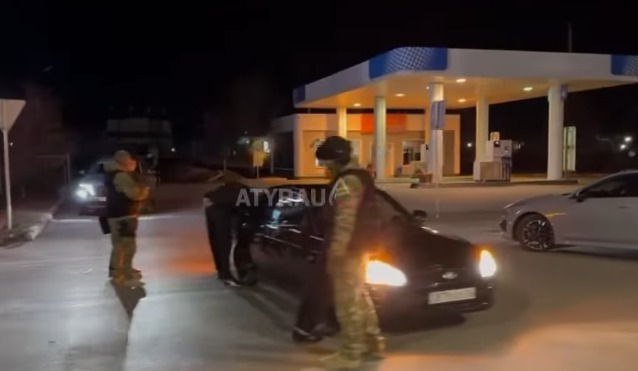 Двух мужчин задержали с оружием в Атырау