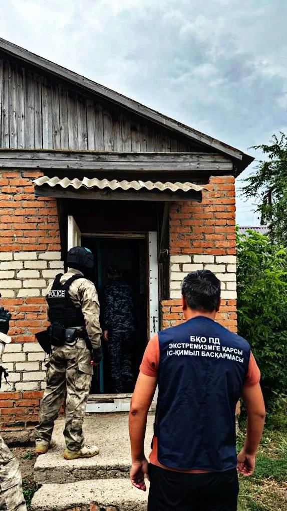 БҚО-да қару мен есірткіні заңсыз сақтаған 2 тұрғын ұсталды