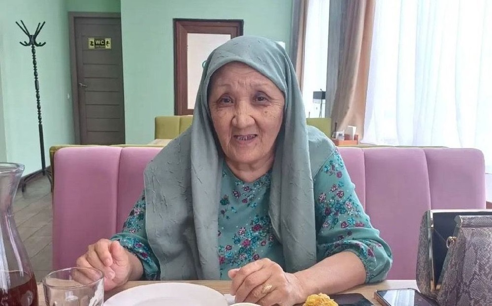 «Батыстың әжесі»: 70-летняя тиктокерша из Атырау заработала на новый дом