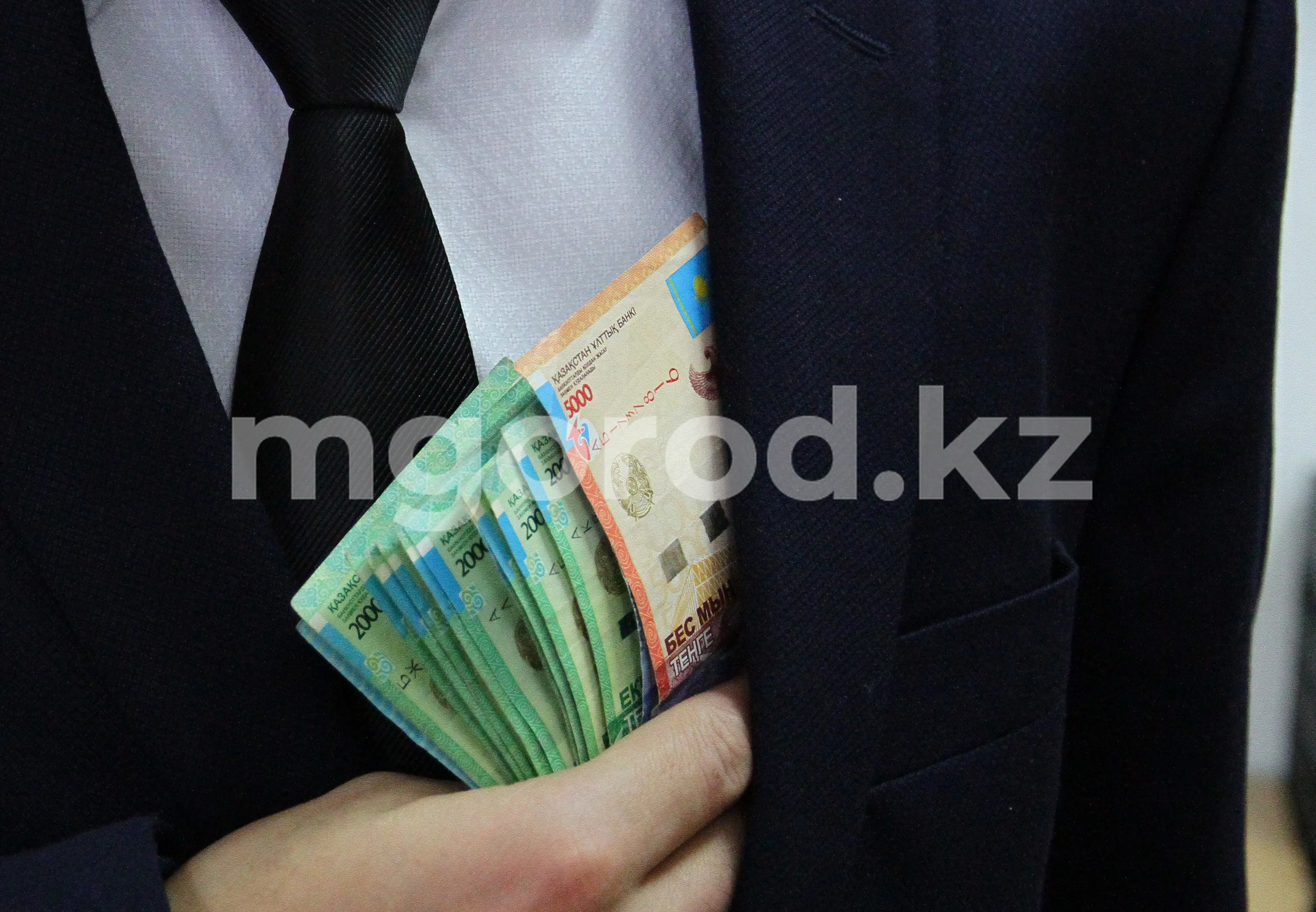 Учителей заставляли оплачивать штрафы директора школы