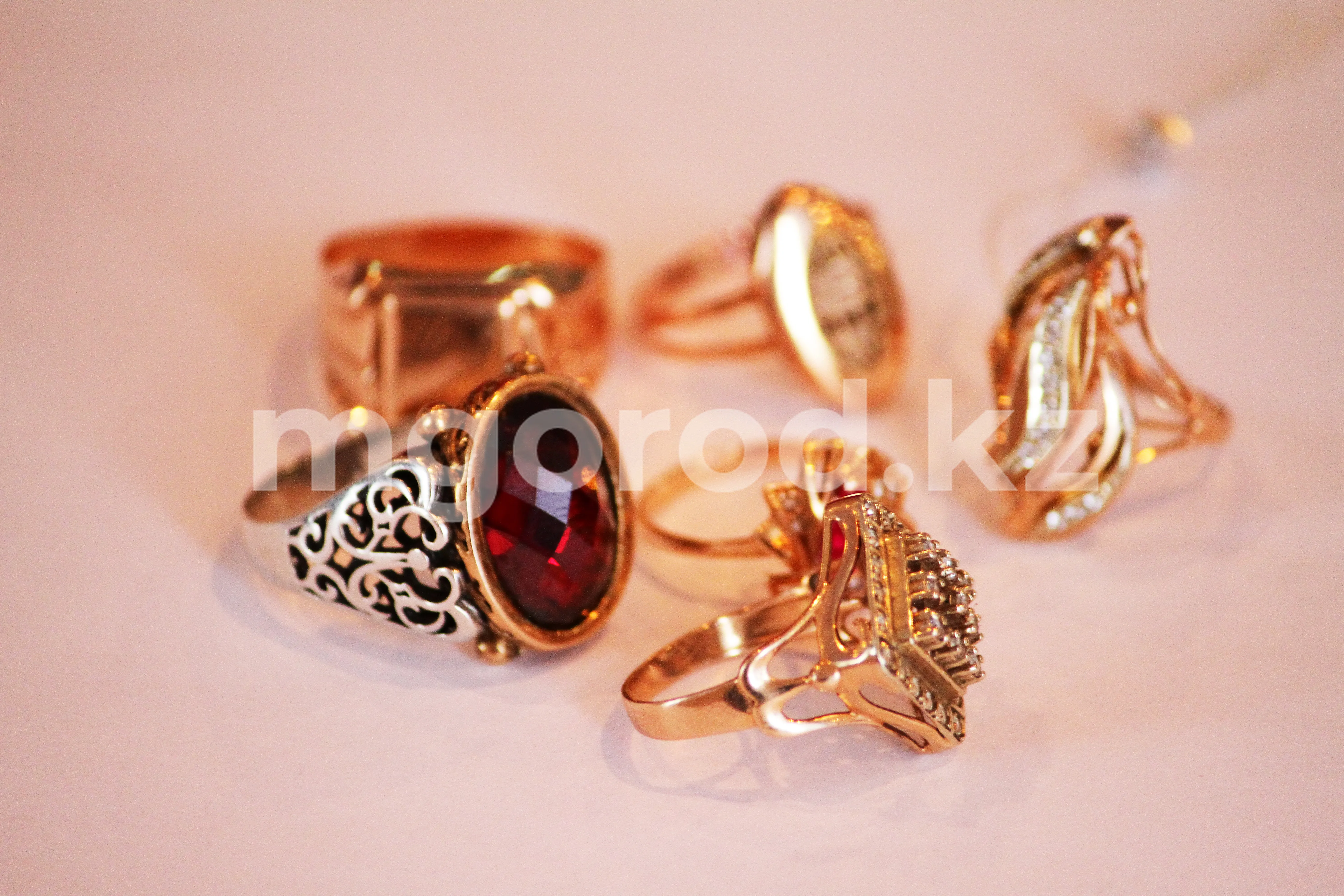 Золотые изделия подорожали в Казахстане