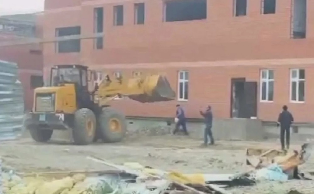 Пьяный водитель пытался снести пристройку к школе в Атырау