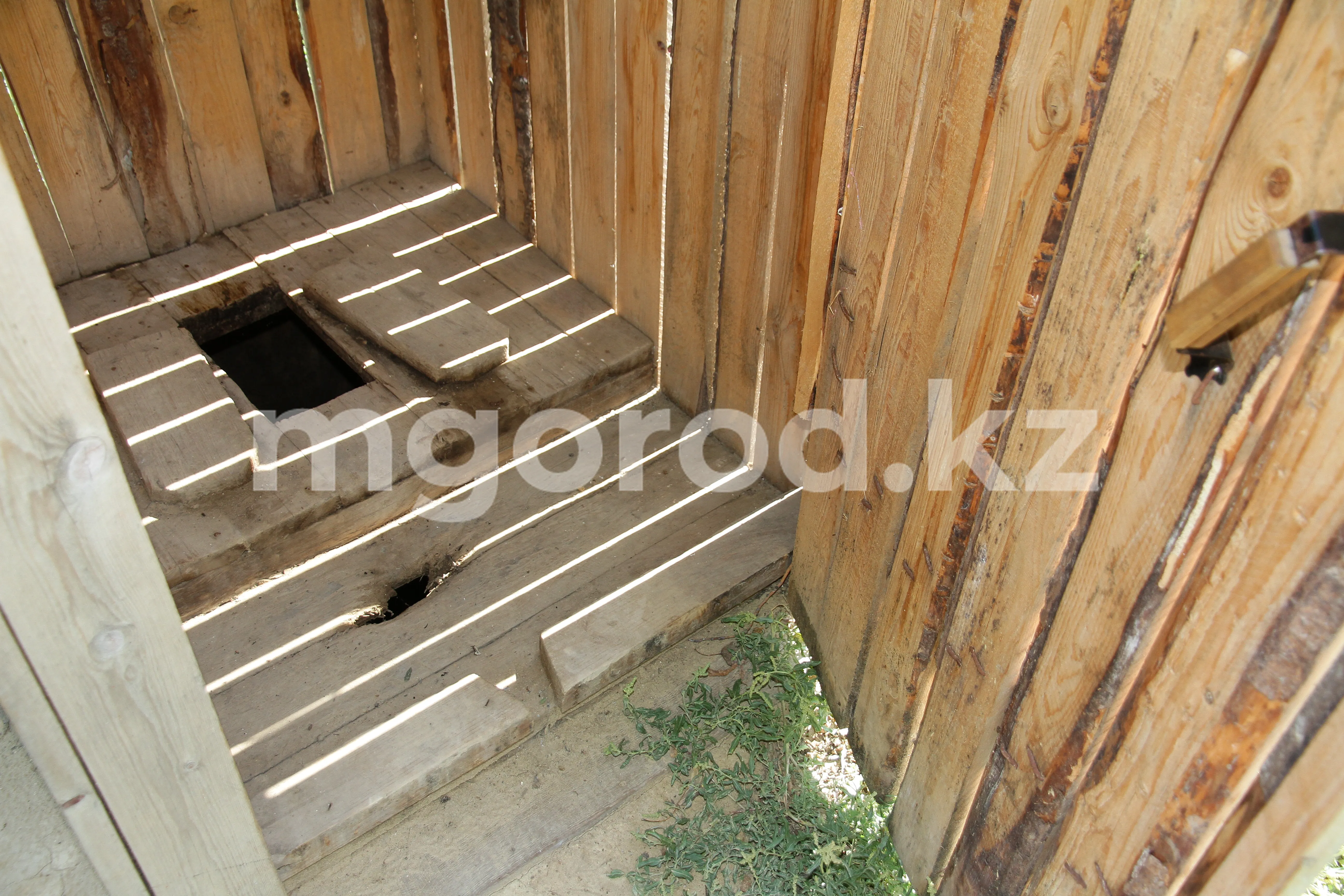 Убил ребенка и выбросил тело в туалет: казахстанца приговорили к пожизненному сроку