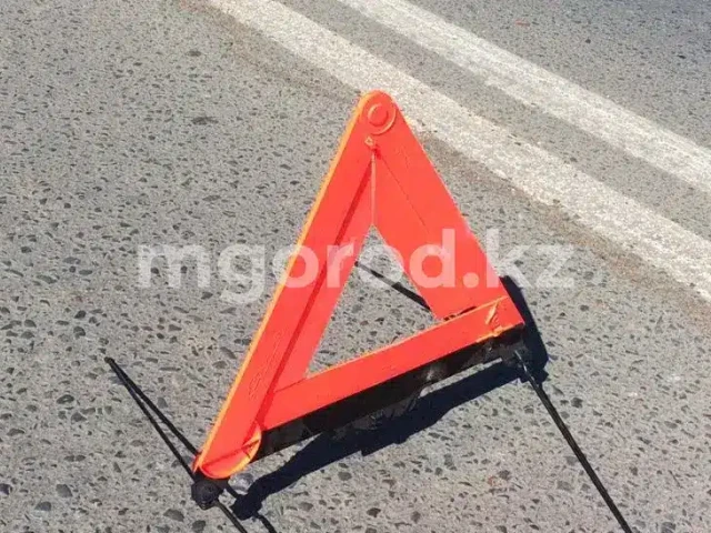 Двое человек погибли в Актобе при столкновении фуры и легковушки