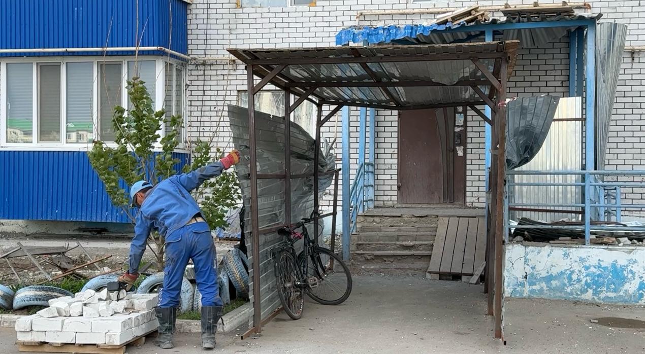 В Уральске кирпичная кладка обрушилась с многоэтажки