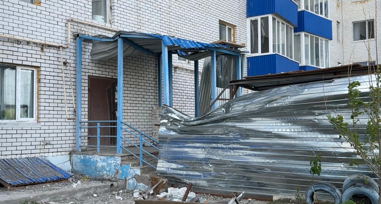 В Уральске кирпичная кладка обрушилась с многоэтажки