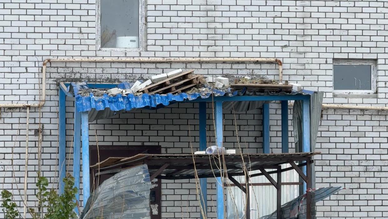 В Уральске кирпичная кладка обрушилась с многоэтажки