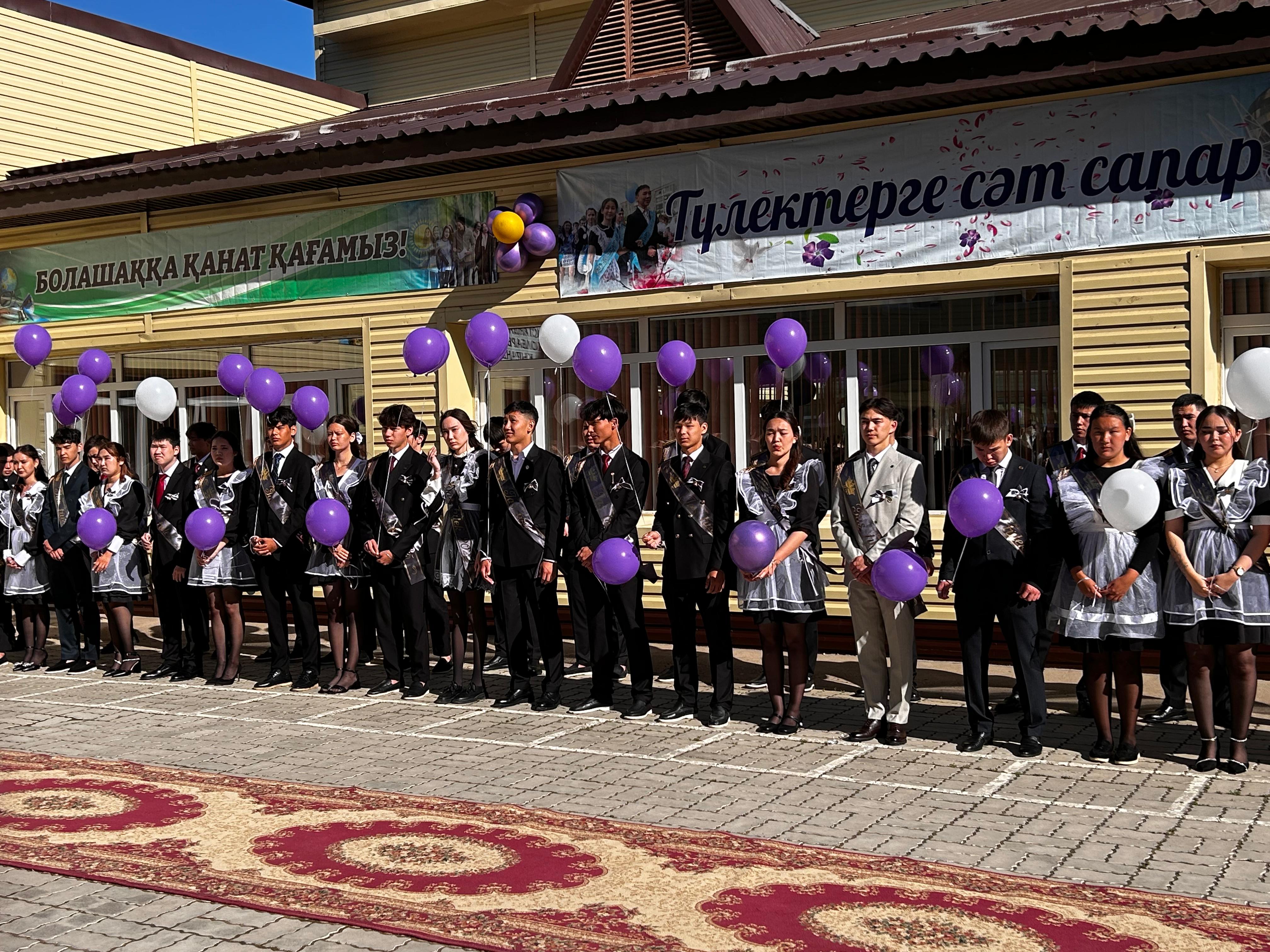 В школах Уральска прошла торжественная линейка для 11 классов