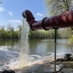 Как откачивают воду с затопленных дачных обществ Уральска