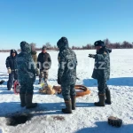 Из-за толстого льда в водоемах Атырау задыхается рыба