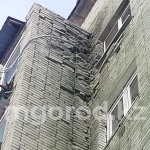 Кирпичи падают с многоэтажки в Уральске