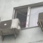 В Атырау полицейский спас 4-летнюю девочку от падения из окна