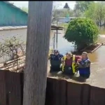 Несколько дней мужчина провёл в затопленном дачном домике в Уральске