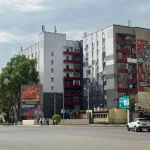 Ремонт фасадов многоэтажек в Уральске: как выглядят общежития после обновления