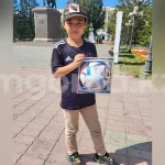 Мяч с чемпионата мира по футболу подарили мальчику из Уральска, убиравшему мусор со стадиона