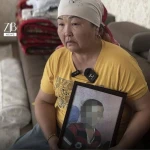 Школьника задушили на уроке из-за телефона