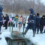 160 спасателей будут дежурить во время купаний на Крещение в ЗКО