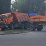КамАЗ столкнулся с легковушкой в Уральске
