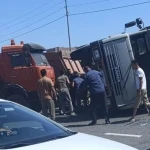КамАЗ после столкновения засыпал песком легковушку в Атырауской области