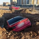 В Актобе пьяная женщина на машине упала в яму